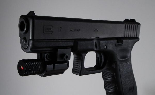 Taktinen laser-tähtäin pistooliin, kivääriin tai haulikkoon.