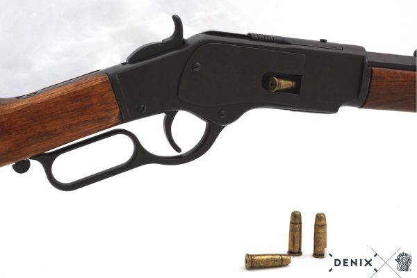 Vipulukkokiväärin latausmekanismi Winchester Model 1973 kiväärissä, Denix replika 7318.
